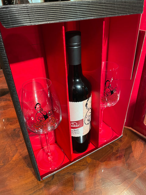 Der Mollydooker Boxer 2021 zusammen mit zwei Mollydooker-Gläsern